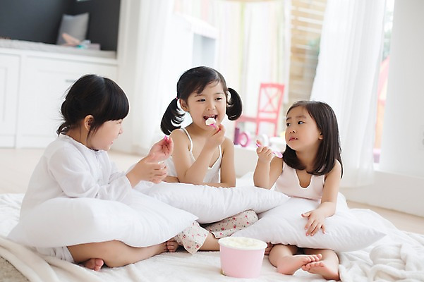 포토 JPG 스튜디오촬영 전신 라이프스타일 여자 어린이라이프 어린이 베개 모션 아이스크림 실내 들기 사람 앉기 동양인 소녀 앞모습 세명 친구 숟가락 유치원생 한국인 포근함 편안함 먹기 여자만 어린이만 소녀만 국내포토 뷰포인트 관계 침구 디저트 수저 인종 내부 생활 감각 파일형식