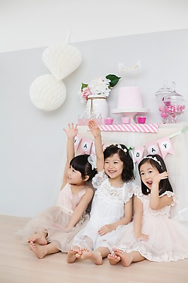 포토 JPG 스튜디오촬영 전신 라이프스타일 드레스 여자 어린이라이프 어린이 모션 놀이 실내 미소 사람 앉기 동양인 손짓 소녀 앞모습 세명 친구 파티 손들기 귀여움 유치원생 한국인 즐거움 공주님 특별함 여자만 어린이만 소녀만 국내포토 옷 감정 뷰포인트 컨셉 관계 표정 인종 이벤트 내부 생활 파일형식