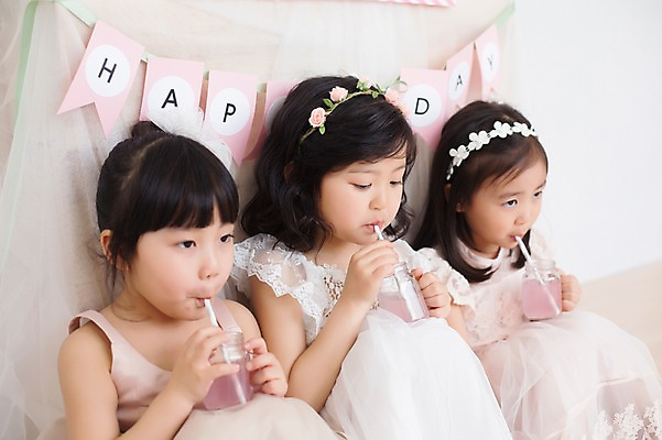 포토 JPG 스튜디오촬영 라이프스타일 드레스 여자 어린이라이프 음료 어린이 모션 휴식 실내 사람 앉기 동양인 소녀 상반신 앞모습 세명 친구 파티 귀여움 화관 유치원생 한국인 먹기 즐거움 공주님 특별함 여자만 어린이만 소녀만 국내포토 옷 꽃 감정 뷰포인트 컨셉 관계 인종 이벤트 내부 생활 파일형식
