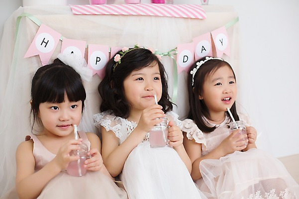 포토 JPG 스튜디오촬영 라이프스타일 응시 드레스 여자 어린이라이프 음료 어린이 모션 휴식 실내 들기 사람 앉기 동양인 소녀 상반신 앞모습 세명 친구 파티 귀여움 유치원생 한국인 즐거움 공주님 특별함 여자만 어린이만 소녀만 국내포토 시선 옷 감정 뷰포인트 컨셉 관계 인종 이벤트 내부 생활 파일형식