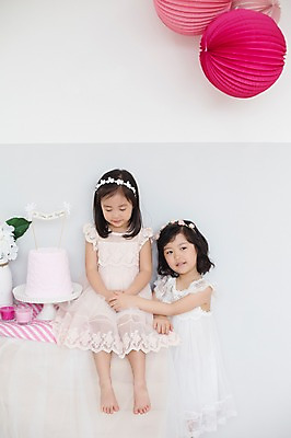 포토 JPG 스튜디오촬영 전신 라이프스타일 드레스 여자 어린이라이프 어린이 모션 휴식 실내 서기 사람 앉기 동양인 소녀 두명 앞모습 친구 파티 귀여움 유치원생 한국인 즐거움 공주님 특별함 여자만 어린이만 소녀만 국내포토 옷 감정 뷰포인트 컨셉 관계 인종 이벤트 내부 생활 파일형식