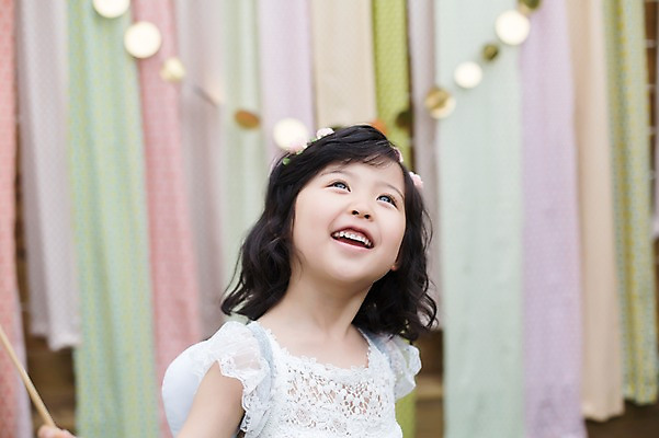 포토 JPG 주간 라이프스타일 응시 원피스 여자 어린이라이프 어린이 모션 한명 서기 미소 사람 동양인 소녀 상반신 야외 앞모습 파티 귀여움 활발 유치원생 한국인 올려보기 즐거움 공주님 소녀한명만 국내포토 자연요소 1 시선 옷 감정 뷰포인트 컨셉 표정 인종 이벤트 생활 여자한명만 소녀만 파일형식