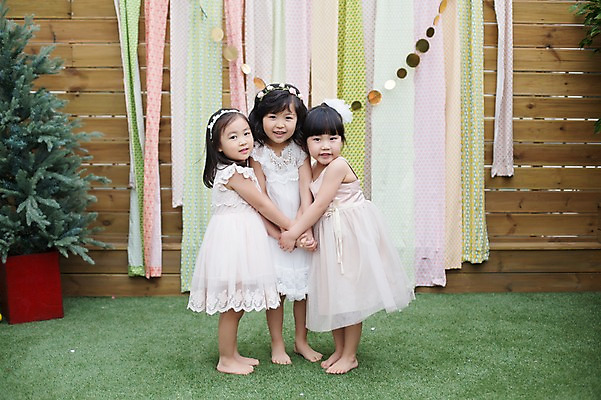 포토 JPG 주간 전신 라이프스타일 원피스 여자 어린이라이프 어린이 모션 서기 미소 사람 동양인 소녀 야외 앞모습 세명 친구 귀여움 손잡기 활발 유치원생 한국인 즐거움 공주님 여자만 어린이만 소녀만 국내포토 자연요소 옷 감정 뷰포인트 컨셉 관계 표정 인종 생활 파일형식