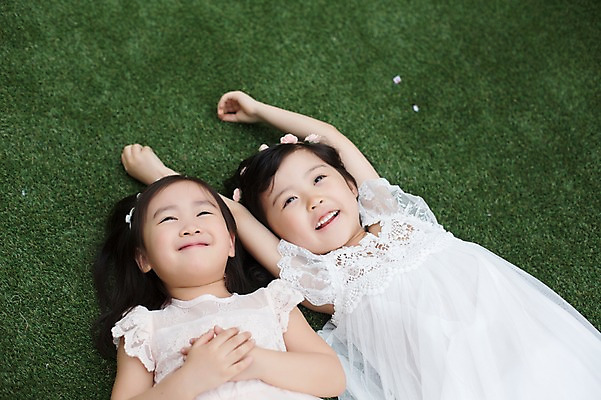 포토 JPG 주간 라이프스타일 응시 원피스 여자 어린이라이프 어린이 모션 휴식 미소 사람 동양인 손짓 소녀 상반신 야외 두명 앞모습 친구 눕기 파티 손들기 귀여움 활발 유치원생 한국인 즐거움 여자만 어린이만 소녀만 국내포토 자연요소 시선 옷 감정 뷰포인트 컨셉 관계 표정 인종 이벤트 생활 파일형식