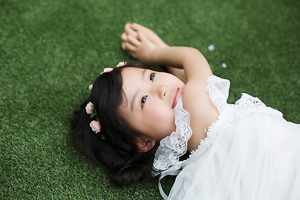 포토 JPG 주간 라이프스타일 응시 원피스 여자 어린이라이프 어린이 모션 휴식 한명 미소 사람 동양인 소녀 상반신 야외 앞모습 눕기 파티 귀여움 활발 유치원생 한국인 즐거움 소녀한명만 국내포토 자연요소 1 시선 옷 감정 뷰포인트 컨셉 표정 인종 이벤트 생활 여자한명만 소녀만 파일형식