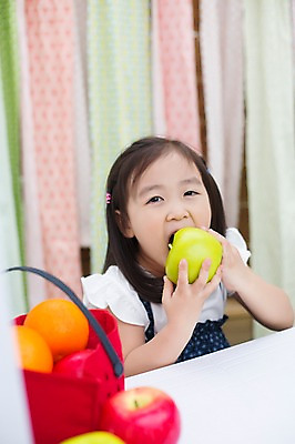 포토 JPG 스튜디오촬영 라이프스타일 여자 어린이라이프 어린이 오렌지 과일 모션 놀이 휴식 실내 한명 미소 들기 사람 앉기 동양인 소녀 상반신 앞모습 바구니 귀여움 유치원생 한국인 사과 먹기 즐거움 소녀한명만 국내포토 1 감정 뷰포인트 컨셉 표정 인종 내부 생활 여자한명만 소녀만 파일형식