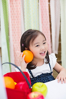 포토 JPG 스튜디오촬영 라이프스타일 여자 어린이라이프 어린이 오렌지 과일 모션 놀이 실내 한명 미소 들기 사람 앉기 동양인 소녀 상반신 앞모습 바구니 귀여움 유치원생 한국인 사과 즐거움 소녀한명만 국내포토 1 감정 뷰포인트 컨셉 표정 인종 내부 생활 여자한명만 소녀만 파일형식