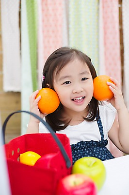 포토 JPG 스튜디오촬영 라이프스타일 응시 여자 어린이라이프 어린이 오렌지 과일 모션 놀이 실내 한명 미소 들기 사람 앉기 동양인 소녀 상반신 앞모습 바구니 귀여움 유치원생 한국인 사과 즐거움 소녀한명만 국내포토 1 시선 감정 뷰포인트 컨셉 표정 인종 내부 생활 여자한명만 소녀만 파일형식