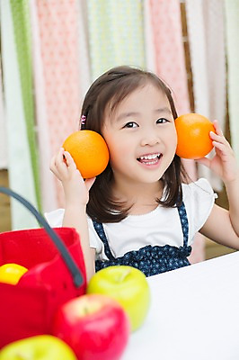 포토 JPG 스튜디오촬영 라이프스타일 여자 어린이라이프 어린이 오렌지 과일 모션 놀이 실내 한명 미소 사람 앉기 동양인 소녀 상반신 앞모습 바구니 귀여움 유치원생 한국인 사과 즐거움 소녀한명만 국내포토 1 감정 뷰포인트 컨셉 표정 인종 내부 생활 여자한명만 소녀만 파일형식
