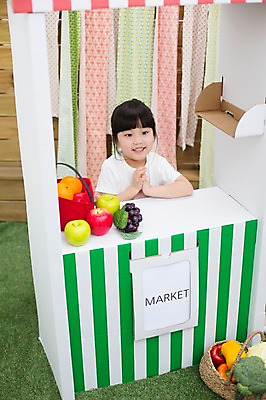 포토 JPG 스튜디오촬영 라이프스타일 여자 어린이라이프 어린이 채소 과일 모션 놀이 실내 한명 미소 사람 앉기 동양인 소녀 상반신 앞모습 바구니 귀여움 유치원생 한국인 사과 즐거움 소꿉놀이 소녀한명만 국내포토 1 감정 뷰포인트 컨셉 표정 인종 내부 생활 여자한명만 소녀만 파일형식