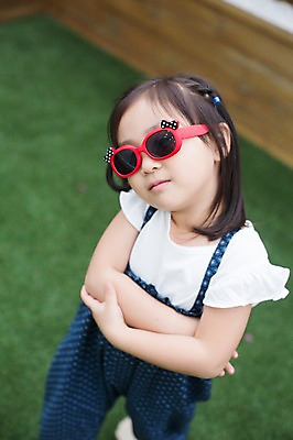 포토 JPG 주간 라이프스타일 여자 어린이라이프 어린이 장난 모션 한명 서기 사람 동양인 소녀 상반신 야외 앞모습 하이앵글 선글라스 팔짱 귀여움 활발 유치원생 한국인 즐거움 소녀한명만 국내포토 자연요소 1 감정 안경 뷰포인트 컨셉 인종 생활 여자한명만 소녀만 파일형식