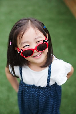 포토 JPG 주간 라이프스타일 여자 어린이라이프 어린이 장난 모션 윙크 한명 서기 미소 사람 동양인 소녀 상반신 야외 앞모습 선글라스 귀여움 활발 유치원생 한국인 즐거움 소녀한명만 국내포토 자연요소 1 감정 안경 뷰포인트 컨셉 표정 인종 생활 여자한명만 소녀만 파일형식