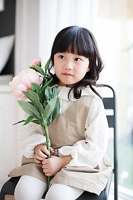 포토 JPG 스튜디오촬영 라이프스타일 응시 여자 꽃 어린이라이프 어린이 의자 모션 실내 한명 들기 사람 앉기 동양인 소녀 상반신 앞모습 귀여움 유치원생 한국인 소녀한명만 국내포토 식물 1 시선 뷰포인트 가구 컨셉 인종 내부 생활 여자한명만 소녀만 파일형식