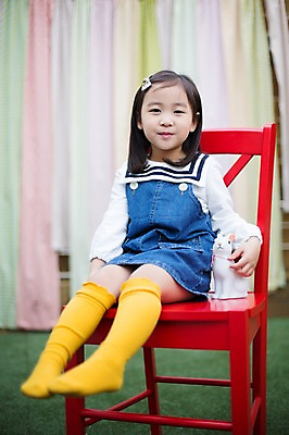 포토 JPG 주간 전신 라이프스타일 여자 어린이라이프 어린이 인형 의자 모션 실내 한명 미소 사람 앉기 동양인 소녀 야외 앞모습 귀여움 유치원생 한국인 토끼인형 소녀한명만 국내포토 자연요소 1 뷰포인트 가구 컨셉 표정 인종 내부 생활 토끼 여자한명만 소녀만 파일형식