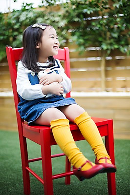 포토 JPG 주간 전신 라이프스타일 응시 여자 어린이라이프 어린이 인형 의자 안기 모션 한명 미소 사람 앉기 동양인 소녀 야외 앞모습 귀여움 유치원생 한국인 토끼인형 소녀한명만 국내포토 자연요소 1 시선 뷰포인트 가구 컨셉 표정 인종 생활 토끼 여자한명만 소녀만 파일형식