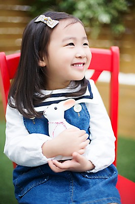 포토 JPG 주간 라이프스타일 응시 여자 어린이라이프 어린이 인형 의자 안기 모션 한명 미소 사람 앉기 동양인 소녀 상반신 야외 앞모습 귀여움 유치원생 한국인 토끼 토끼인형 반려 소녀한명만 국내포토 자연요소 1 시선 뷰포인트 가구 컨셉 포유류 표정 인종 생활 반려동물 여자한명만 소녀만 파일형식