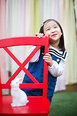 포토 JPG 주간 라이프스타일 응시 여자 어린이라이프 어린이 인형 의자 장난 모션 한명 서기 미소 사람 동양인 소녀 상반신 야외 앞모습 귀여움 유치원생 한국인 토끼인형 소녀한명만 국내포토 자연요소 1 시선 뷰포인트 가구 컨셉 표정 인종 생활 토끼 여자한명만 소녀만 파일형식