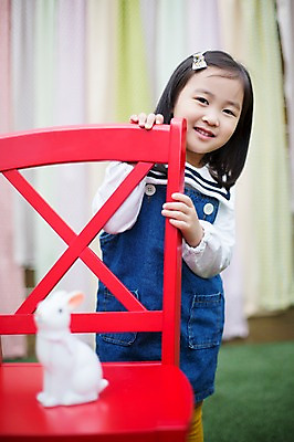 포토 JPG 주간 라이프스타일 여자 어린이라이프 어린이 인형 의자 모션 한명 서기 미소 사람 동양인 소녀 상반신 야외 앞모습 귀여움 유치원생 한국인 토끼인형 소녀한명만 국내포토 자연요소 1 뷰포인트 가구 컨셉 표정 인종 생활 토끼 여자한명만 소녀만 파일형식