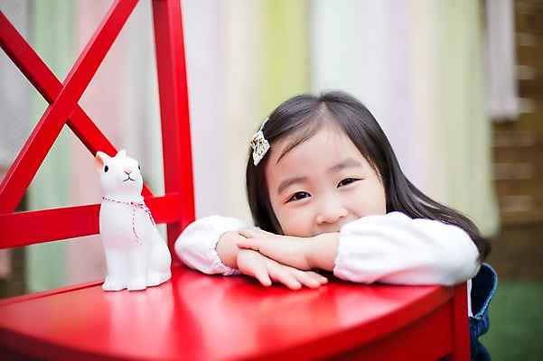 포토 JPG 주간 라이프스타일 여자 어린이라이프 어린이 인형 엎드리기 의자 모션 한명 미소 사람 앉기 동양인 소녀 상반신 야외 앞모습 귀여움 유치원생 한국인 토끼인형 소녀한명만 국내포토 자연요소 1 뷰포인트 가구 컨셉 표정 인종 생활 토끼 여자한명만 소녀만 파일형식