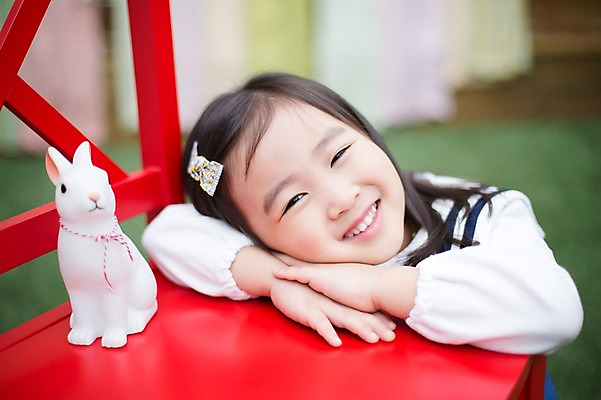 포토 JPG 주간 라이프스타일 여자 어린이라이프 어린이 인형 의자 모션 실내 한명 미소 사람 앉기 동양인 소녀 상반신 야외 앞모습 귀여움 기댐 유치원생 한국인 토끼인형 소녀한명만 국내포토 자연요소 1 뷰포인트 가구 컨셉 표정 인종 내부 생활 토끼 여자한명만 소녀만 파일형식