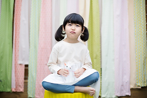 포토 JPG 주간 전신 라이프스타일 응시 여자 어린이라이프 어린이 인형 의자 모션 휴식 한명 사람 앉기 동양인 소녀 야외 앞모습 귀여움 유치원생 한국인 토끼인형 소녀한명만 국내포토 자연요소 1 시선 뷰포인트 가구 컨셉 인종 생활 토끼 여자한명만 소녀만 파일형식