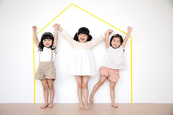 포토 JPG 스튜디오촬영 전신 모양 라이프스타일 여자 어린이라이프 어린이 모션 놀이 부동산 실내 서기 사람 동양인 소녀 앞모습 세명 친구 귀여움 손잡기 유치원생 만세 한국인 즐거움 여자만 어린이만 소녀만 집모양 국내포토 감정 뷰포인트 컨셉 관계 인종 내부 생활 재산 파일형식