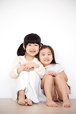 포토 JPG 스튜디오촬영 전신 라이프스타일 여자 어린이라이프 어린이 모션 실내 미소 사람 앉기 동양인 소녀 두명 앞모습 친구 기댐 유치원생 한국인 여자만 어린이만 소녀만 국내포토 뷰포인트 관계 표정 인종 내부 생활 파일형식