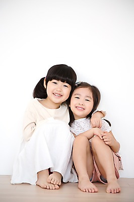 포토 JPG 스튜디오촬영 전신 라이프스타일 여자 어린이라이프 어린이 모션 어깨동무 실내 미소 사람 앉기 동양인 소녀 두명 앞모습 친구 기댐 유치원생 한국인 여자만 어린이만 소녀만 국내포토 뷰포인트 포즈 관계 표정 인종 내부 생활 파일형식