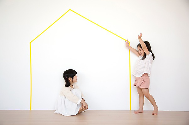 포토 JPG 스튜디오촬영 전신 모양 라이프스타일 여자 어린이라이프 어린이 장난 모션 놀이 부동산 실내 서기 사람 앉기 동양인 손짓 소녀 두명 옆모습 친구 귀여움 유치원생 한국인 즐거움 여자만 어린이만 소녀만 집모양 국내포토 감정 뷰포인트 컨셉 관계 인종 내부 생활 재산 파일형식