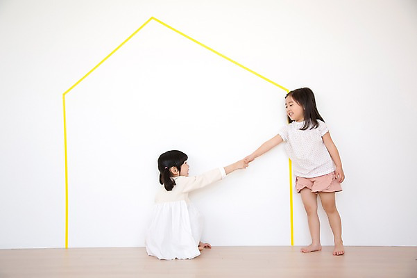 포토 JPG 스튜디오촬영 전신 모양 라이프스타일 여자 어린이라이프 어린이 장난 모션 놀이 부동산 실내 서기 사람 앉기 동양인 소녀 두명 옆모습 친구 귀여움 손잡기 유치원생 한국인 즐거움 여자만 어린이만 소녀만 집모양 국내포토 감정 뷰포인트 컨셉 관계 인종 내부 생활 재산 파일형식