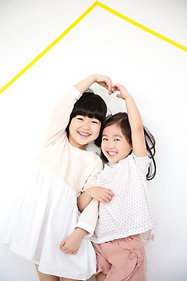 포토 JPG 스튜디오촬영 모양 라이프스타일 여자 어린이라이프 어린이 모션 부동산 실내 서기 미소 사람 동양인 손짓 소녀 상반신 두명 앞모습 친구 손들기 팔짱 유치원생 한국인 하트 여자만 어린이만 소녀만 집모양 국내포토 뷰포인트 관계 표정 인종 내부 생활 재산 파일형식