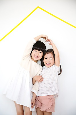 포토 JPG 스튜디오촬영 모양 라이프스타일 여자 어린이라이프 어린이 모션 부동산 실내 서기 미소 사람 동양인 손짓 소녀 상반신 두명 앞모습 친구 손들기 팔짱 유치원생 한국인 하트 여자만 어린이만 소녀만 집모양 국내포토 뷰포인트 관계 표정 인종 내부 생활 재산 파일형식