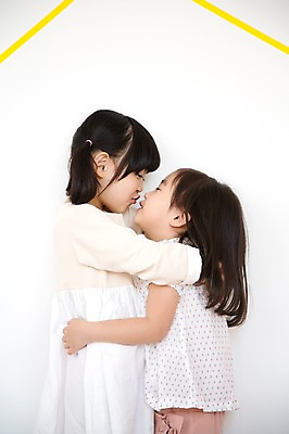 포토 JPG 스튜디오촬영 모양 라이프스타일 여자 어린이라이프 어린이 안기 모션 부동산 키스 실내 서기 미소 사람 동양인 소녀 상반신 두명 옆모습 친구 유치원생 한국인 여자만 어린이만 소녀만 집모양 국내포토 뷰포인트 관계 표정 인종 내부 생활 재산 애정표현 파일형식