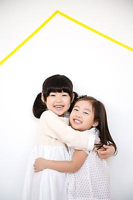 포토 JPG 스튜디오촬영 모양 라이프스타일 여자 어린이라이프 어린이 안기 모션 부동산 실내 서기 미소 사람 동양인 소녀 상반신 두명 옆모습 친구 유치원생 한국인 여자만 어린이만 소녀만 집모양 국내포토 뷰포인트 관계 표정 인종 내부 생활 재산 파일형식