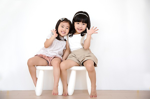 포토 JPG 스튜디오촬영 전신 라이프스타일 여자 어린이라이프 어린이 의자 모션 실내 미소 사람 앉기 동양인 손짓 소녀 두명 앞모습 친구 귀여움 유치원생 한국인 손인사 여자만 어린이만 소녀만 국내포토 뷰포인트 가구 컨셉 관계 표정 인종 내부 생활 인사 파일형식