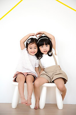 포토 JPG 스튜디오촬영 전신 라이프스타일 여자 어린이라이프 어린이 의자 모션 실내 사람 앉기 동양인 손짓 소녀 두명 앞모습 친구 귀여움 유치원생 한국인 하트 여자만 어린이만 소녀만 국내포토 모양 뷰포인트 가구 컨셉 관계 인종 내부 생활 파일형식