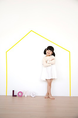 포토 JPG 스튜디오촬영 전신 모양 라이프스타일 여자 어린이라이프 어린이 모션 부동산 실내 사랑 한명 서기 미소 사람 동양인 소녀 앞모습 팔짱 유치원생 한국인 소녀한명만 집모양 국내포토 1 감정 뷰포인트 표정 인종 내부 생활 재산 여자한명만 소녀만 파일형식