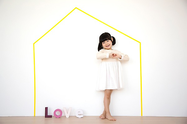 포토 JPG 스튜디오촬영 전신 모양 라이프스타일 여자 어린이라이프 어린이 모션 부동산 실내 사랑 한명 서기 미소 사람 동양인 손짓 소녀 앞모습 유치원생 한국인 하트 소녀한명만 집모양 국내포토 1 감정 뷰포인트 표정 인종 내부 생활 재산 여자한명만 소녀만 파일형식