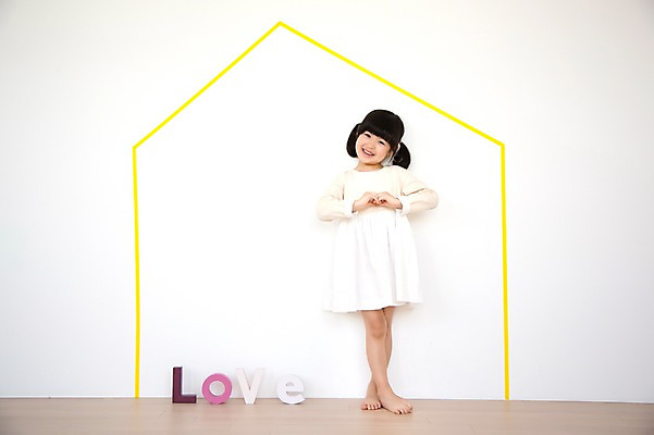 포토 JPG 스튜디오촬영 전신 모양 라이프스타일 여자 어린이라이프 어린이 모션 부동산 실내 사랑 한명 서기 미소 사람 동양인 손짓 소녀 앞모습 유치원생 한국인 하트 소녀한명만 집모양 국내포토 1 감정 뷰포인트 표정 인종 내부 생활 재산 여자한명만 소녀만 파일형식