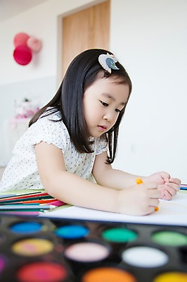 포토 JPG 스튜디오촬영 라이프스타일 응시 여자 어린이라이프 종이 어린이 모션 놀이 색연필 실내 한명 들기 사람 앉기 동양인 소녀 상반신 옆모습 귀여움 유치원생 한국인 그리기 즐거움 그림 크레파스 소녀한명만 국내포토 1 시선 감정 뷰포인트 컨셉 학용품 인종 내부 생활 여자한명만 소녀만 파일형식