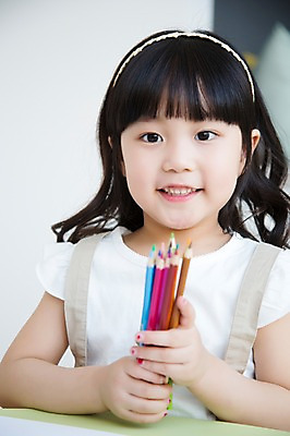 포토 JPG 스튜디오촬영 라이프스타일 여자 어린이라이프 어린이 모션 놀이 색연필 실내 한명 미소 들기 사람 앉기 동양인 소녀 상반신 앞모습 귀여움 유치원생 한국인 즐거움 소녀한명만 국내포토 1 감정 뷰포인트 컨셉 학용품 표정 인종 내부 생활 여자한명만 소녀만 파일형식