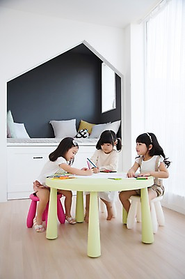 포토 JPG 스튜디오촬영 전신 라이프스타일 여자 어린이라이프 종이 어린이 의자 모션 탁자 색연필 실내 들기 사람 앉기 동양인 소녀 앞모습 세명 친구 귀여움 유치원생 한국인 그리기 그림 크레파스 여자만 어린이만 소녀만 국내포토 뷰포인트 가구 컨셉 관계 학용품 인종 내부 생활 파일형식