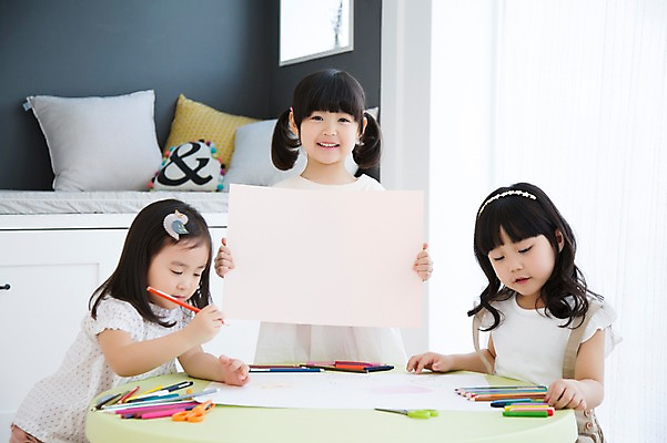 포토 JPG 스튜디오촬영 라이프스타일 여자 어린이라이프 종이 어린이 쿠션 모션 탁자 색연필 실내 서기 미소 들기 사람 앉기 동양인 소녀 상반신 앞모습 세명 친구 유치원생 한국인 침대 포근함 편안함 크레파스 여자만 어린이만 소녀만 국내포토 뷰포인트 가구 관계 학용품 표정 인종 내부 생활 감각 파일형식