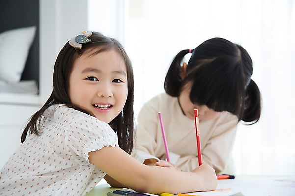 포토 JPG 스튜디오촬영 라이프스타일 여자 어린이라이프 어린이 모션 놀이 색연필 실내 미소 들기 사람 앉기 동양인 소녀 상반신 두명 앞모습 옆모습 친구 귀여움 유치원생 한국인 그리기 즐거움 그림 여자만 어린이만 소녀만 국내포토 감정 뷰포인트 컨셉 관계 학용품 표정 인종 내부 생활 파일형식