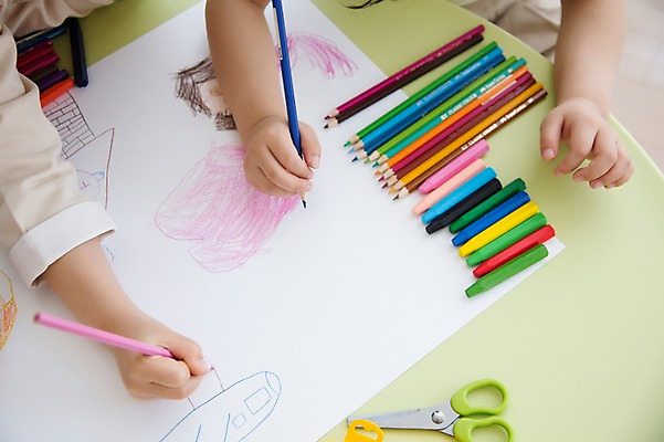 포토 JPG 스튜디오촬영 라이프스타일 손 여자 어린이라이프 종이 어린이 모션 놀이 탁자 색연필 가위 실내 들기 사람 동양인 소녀 두명 신체부위 귀여움 유치원생 한국인 그리기 즐거움 그림 크레파스 어린이만 국내포토 감정 가구 컨셉 문구용품 학용품 인종 내부 생활 파일형식