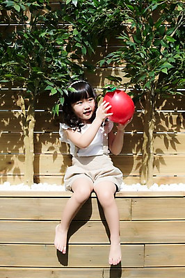 포토 JPG 주간 전신 식물 라이프스타일 응시 여자 어린이라이프 어린이 잎 모션 놀이 한명 들기 사람 앉기 동양인 소녀 야외 앞모습 귀여움 유치원생 한국인 즐거움 풍선 특별함 소녀한명만 국내포토 자연요소 1 시선 감정 뷰포인트 컨셉 인종 생활 여자한명만 소녀만 파일형식