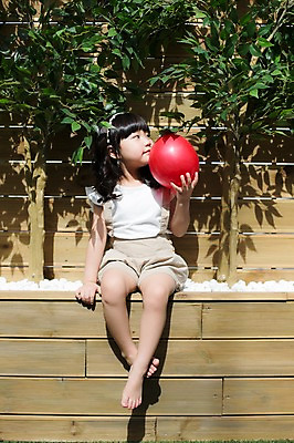 포토 JPG 주간 전신 식물 라이프스타일 응시 여자 어린이라이프 어린이 잎 모션 휴식 한명 들기 사람 앉기 동양인 소녀 야외 앞모습 귀여움 유치원생 한국인 즐거움 풍선 특별함 소녀한명만 국내포토 자연요소 1 시선 감정 뷰포인트 컨셉 인종 생활 여자한명만 소녀만 파일형식