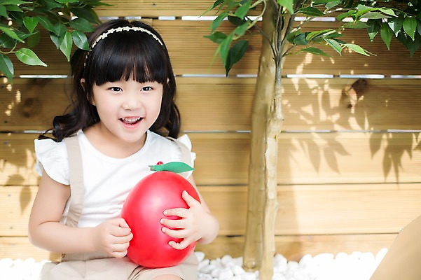 포토 JPG 주간 라이프스타일 응시 여자 어린이라이프 어린이 모션 휴식 한명 들기 사람 앉기 동양인 소녀 상반신 야외 앞모습 귀여움 유치원생 한국인 즐거움 풍선 특별함 소녀한명만 국내포토 자연요소 1 시선 감정 뷰포인트 컨셉 인종 생활 여자한명만 소녀만 파일형식