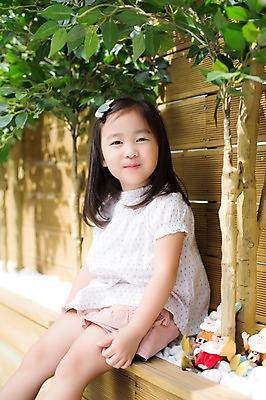 포토 JPG 주간 식물 라이프스타일 응시 여자 어린이라이프 어린이 모션 휴식 한명 미소 사람 앉기 동양인 소녀 상반신 야외 앞모습 옆모습 귀여움 활발 유치원생 한국인 즐거움 소녀한명만 국내포토 자연요소 1 시선 감정 뷰포인트 컨셉 표정 인종 생활 여자한명만 소녀만 파일형식