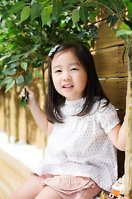 포토 JPG 주간 식물 라이프스타일 여자 어린이라이프 어린이 잎 모션 휴식 한명 미소 사람 앉기 동양인 손짓 소녀 상반신 야외 앞모습 귀여움 활발 유치원생 한국인 즐거움 소녀한명만 국내포토 자연요소 1 감정 뷰포인트 컨셉 표정 인종 생활 여자한명만 소녀만 파일형식